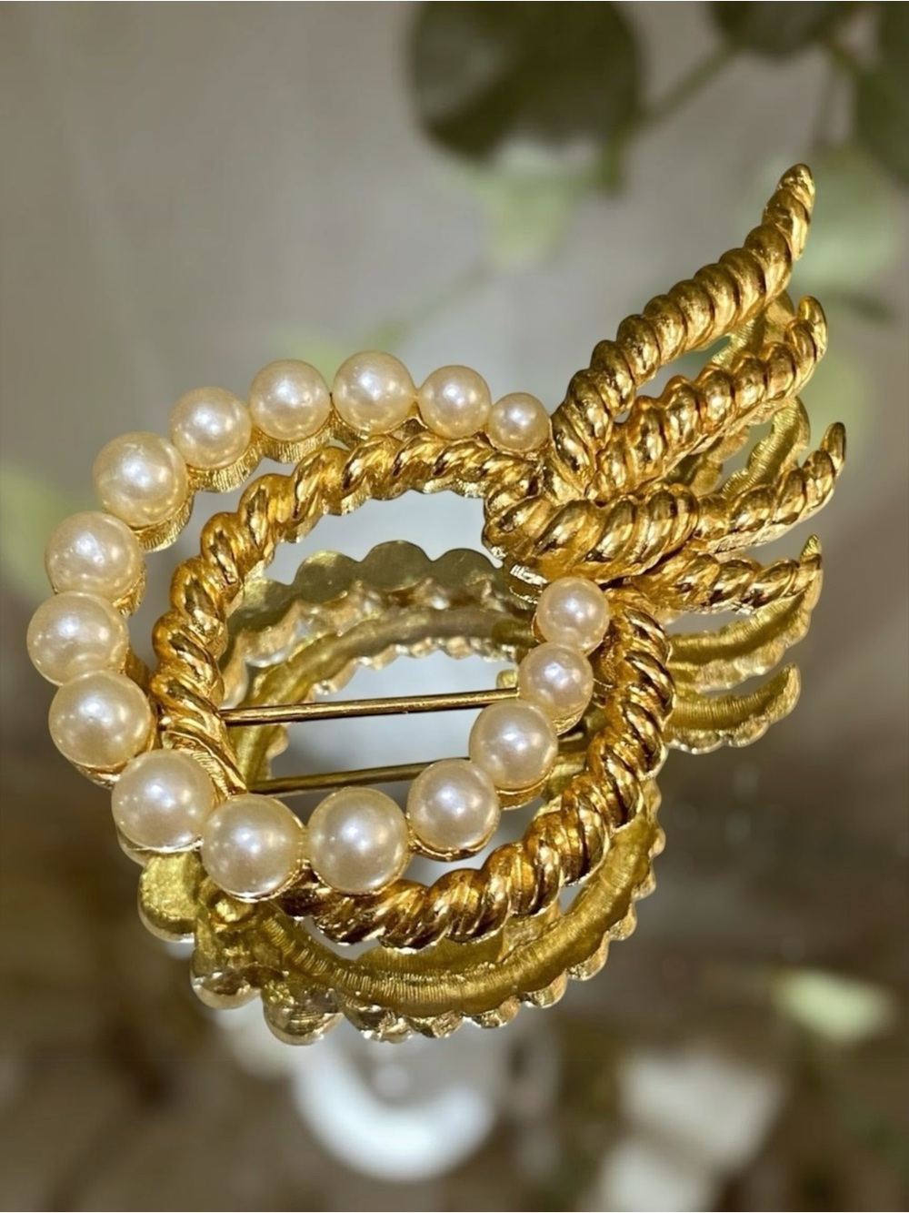 Vintage Crown Trifari Pearl Brooch Gold Tone Setting Signed